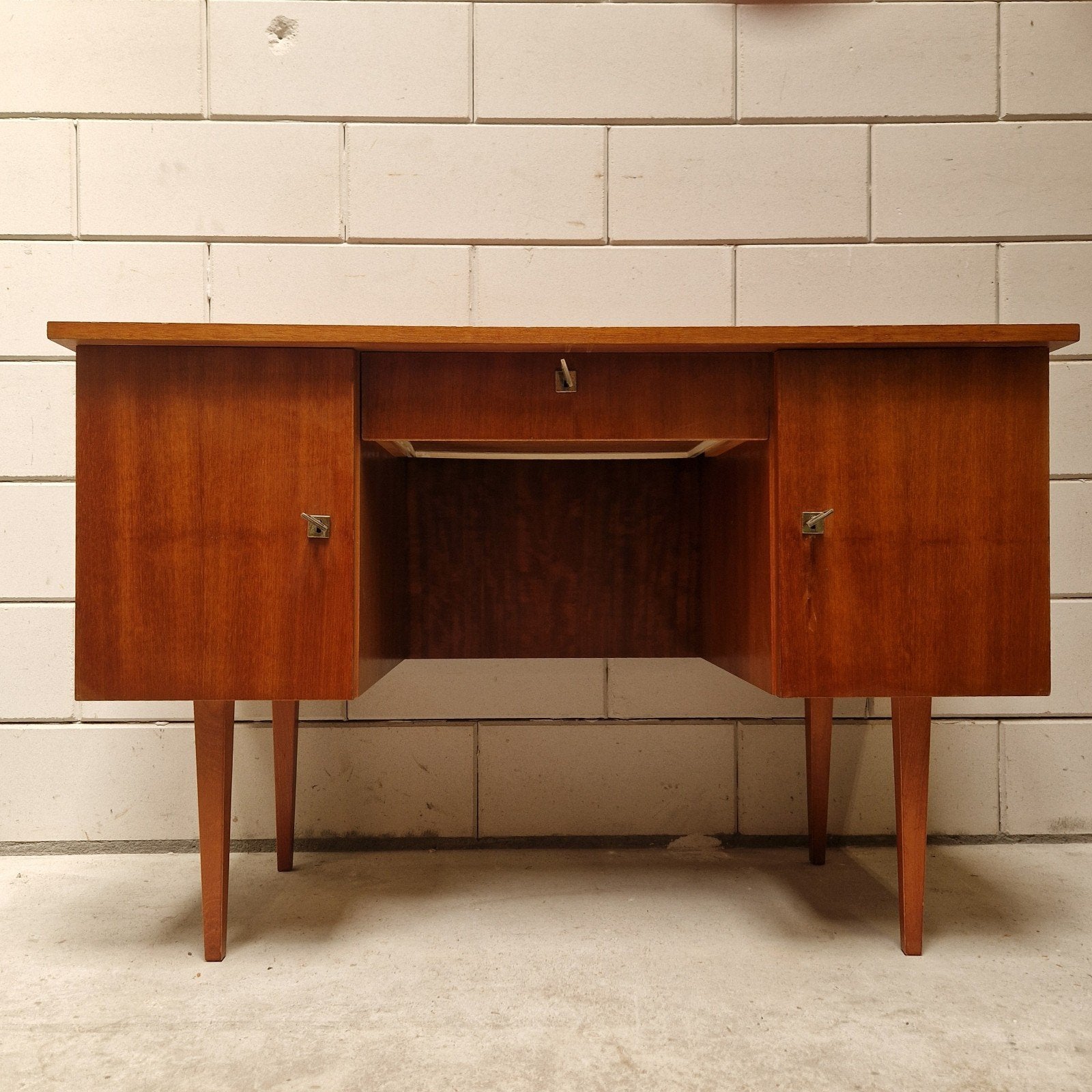 Vintage bureau Jaren 60 teak mid century, Kolibrivintagehal@gmail.com, Gebruikt, Aaldertgeertsstraat 43 Olst, 63 cm