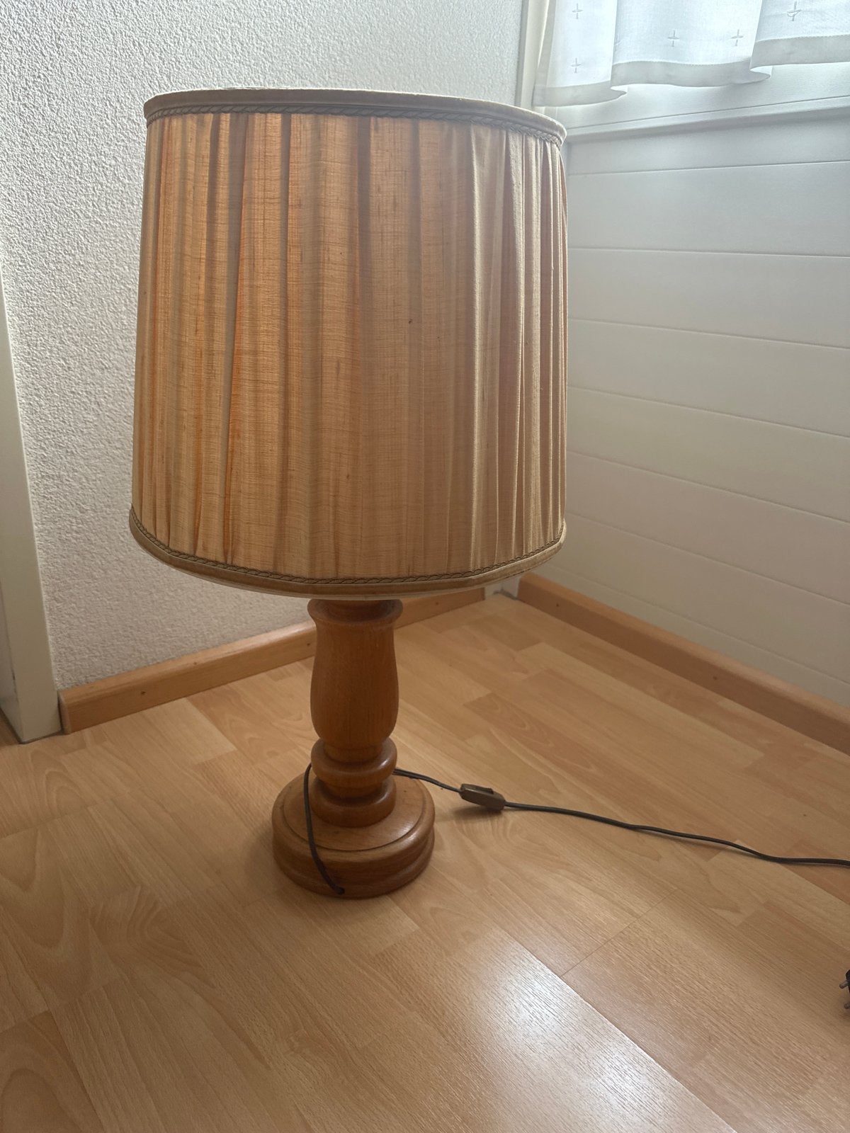 Vintage Antieke Tafellamp met Houten Voet en Stoffen Kap, Ophalen, Met schakelaar, Gebruikt, Vintage