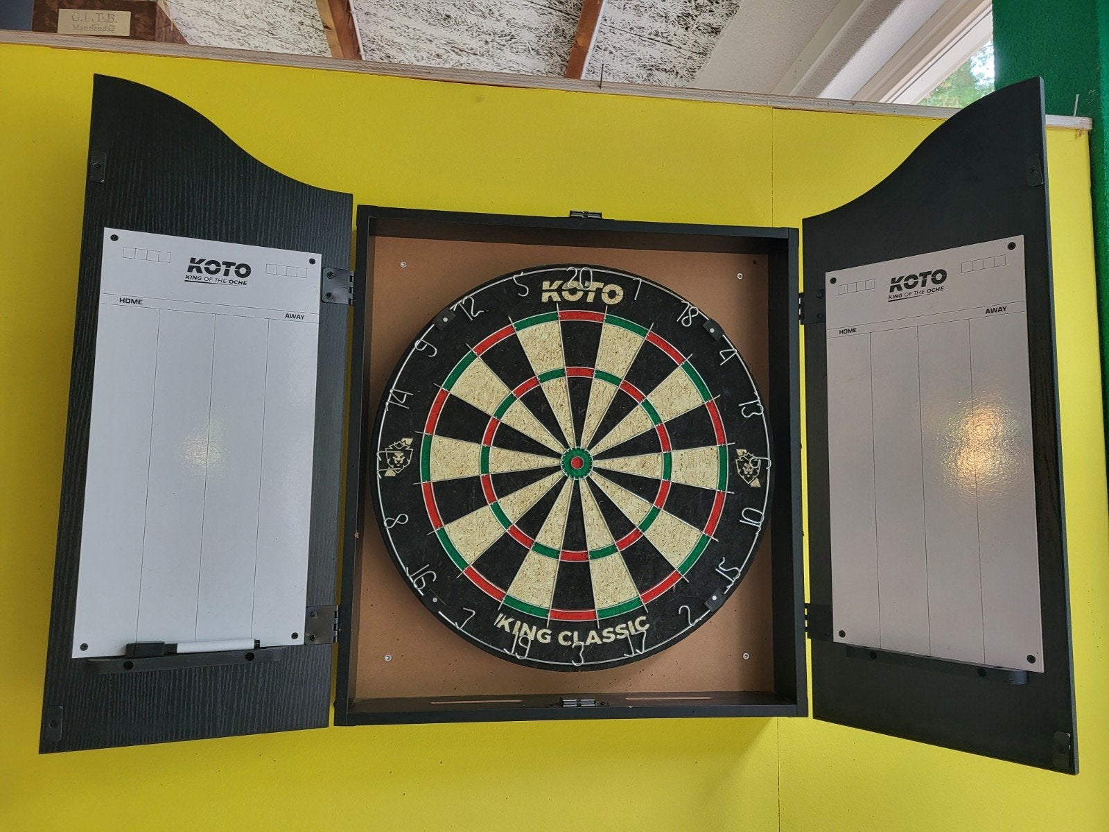 Koto King Classic dartbord met kast, Sport en Fitness, Darts, Ophalen, Gebruikt, Dartbord