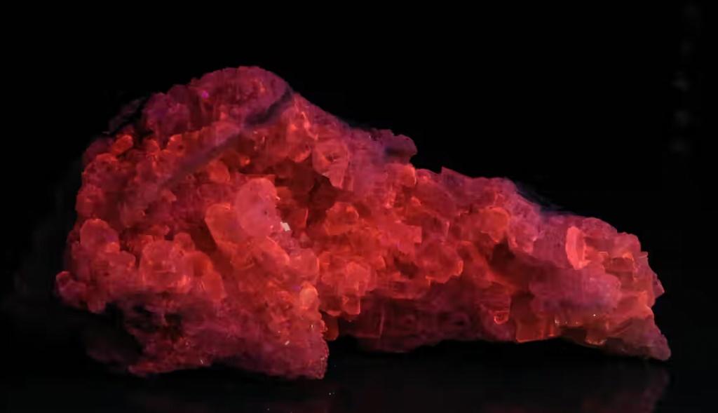 MANGANO-CALCIET UV uit de N'Chwaning II mijn. VERKOCHT     ., Verzamelen, Mineralen en Fossielen, Mineraal, Ophalen of Verzenden
