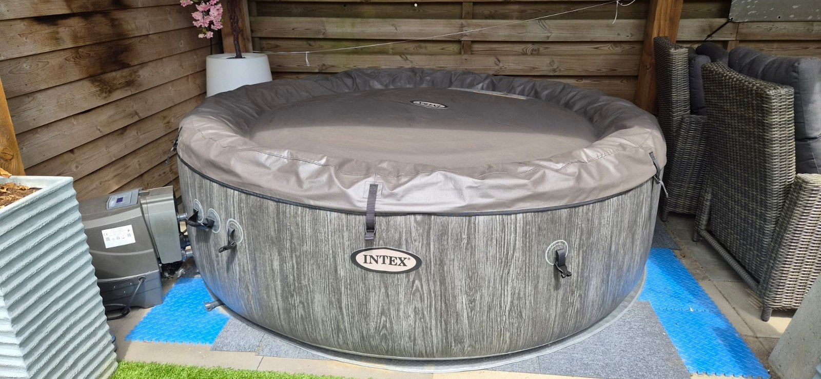 intex opblaasbare 6 pers jacuzzi, Ophalen, Gebruikt, Afdekzeil, Opblaasbaar