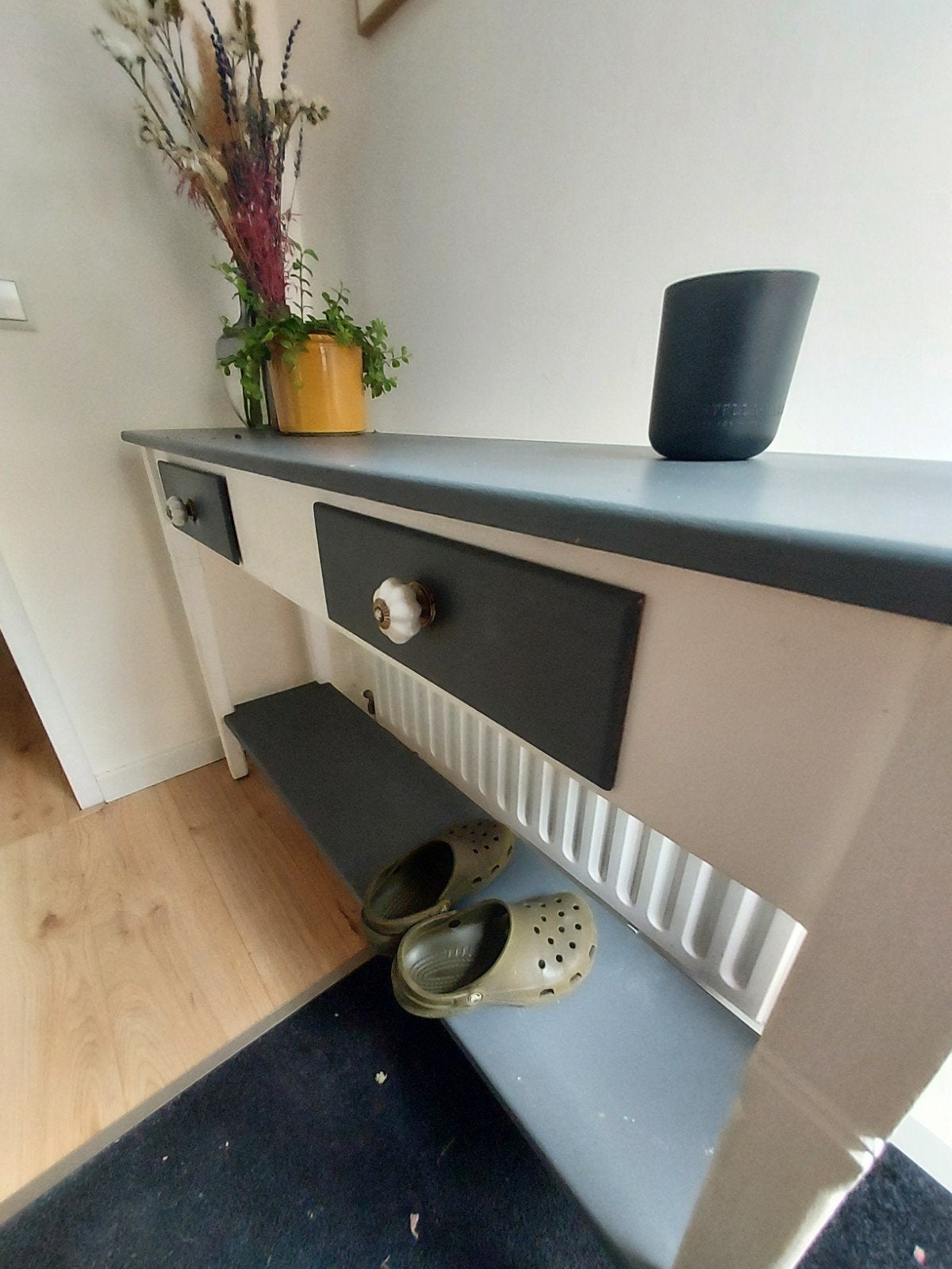 Smal sidetable/haltafel met lades en opbergplank, Huis en Inrichting, Tafels | Sidetables, Gebruikt, Modern, functioneel, Ophalen of Verzenden