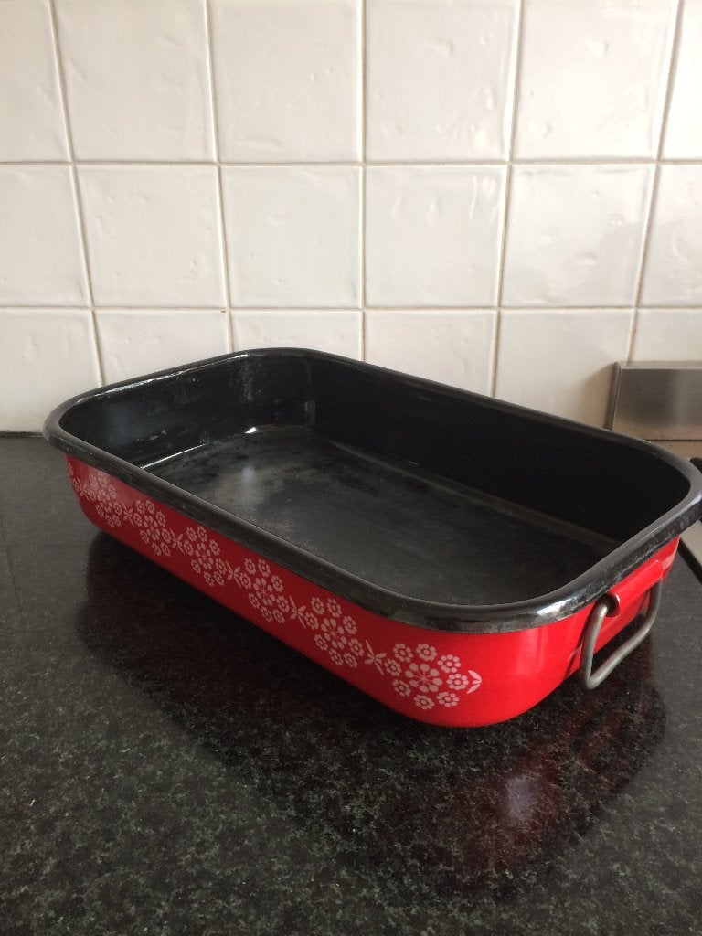 Oud emaille bakblik rood met witte bloemen, Ophalen of Verzenden, Metaal, Rood, Overige typen