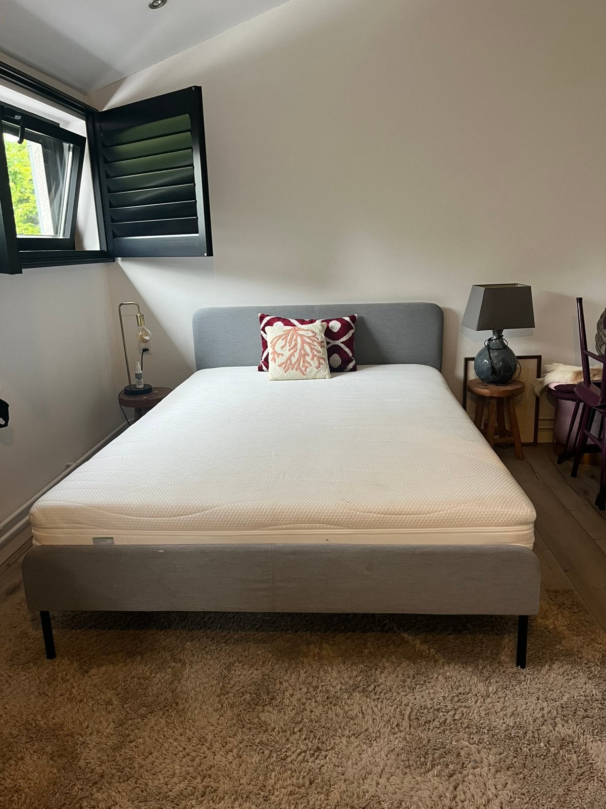 Grijs slattum bed Ikea 140 cm inclusief matras, Huis en Inrichting, Slaapkamer | Boxsprings, Ophalen, Tweepersoons, 140 cm, Zo goed als nieuw