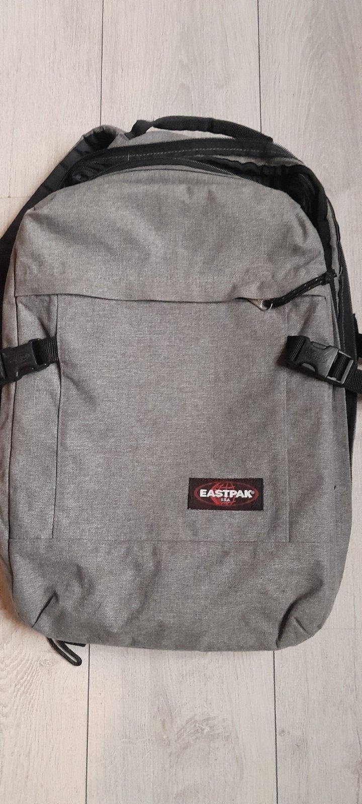 Eastpak Rugzak Grijs - Ideaal voor school of reizen, 45 tot 60 cm, 25 tot 40 cm, Ophalen of Verzenden, Zo goed als nieuw