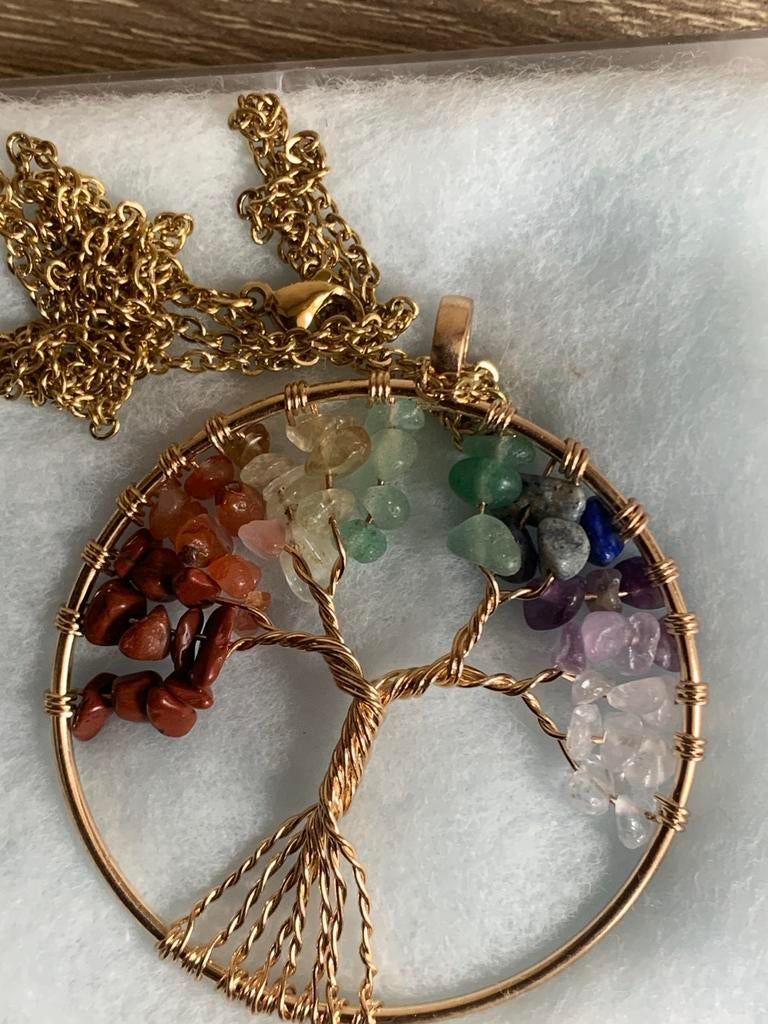 Ketting met levensboom hanger en gekleurde steentjes, Overige materialen, Gebruikt, Ophalen of Verzenden, Met edelsteen