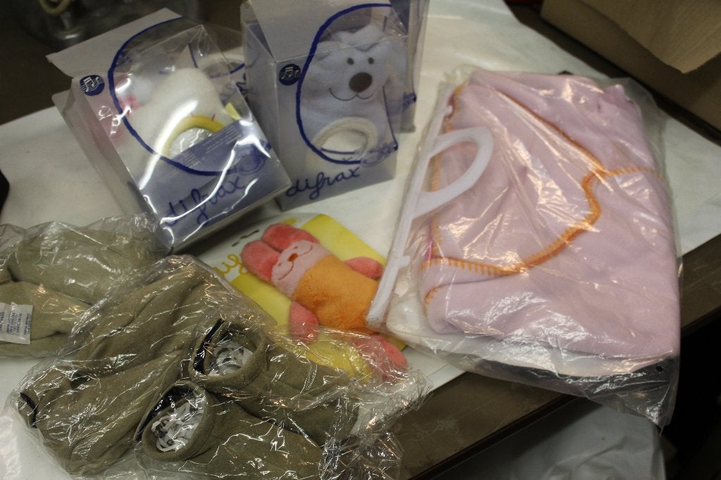 Nieuw Babyspullen Pakket: Omslagdoek, Knuffeltje, Slofjes, Ophalen of Verzenden, Nieuw