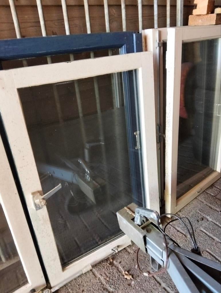 Hardhouten draaiende raampjes met dubbelglas (10 stuks), Doe-het-zelf en Verbouw, Glas en Ramen, Ophalen, Gevelraam of Ruit, Gebruikt