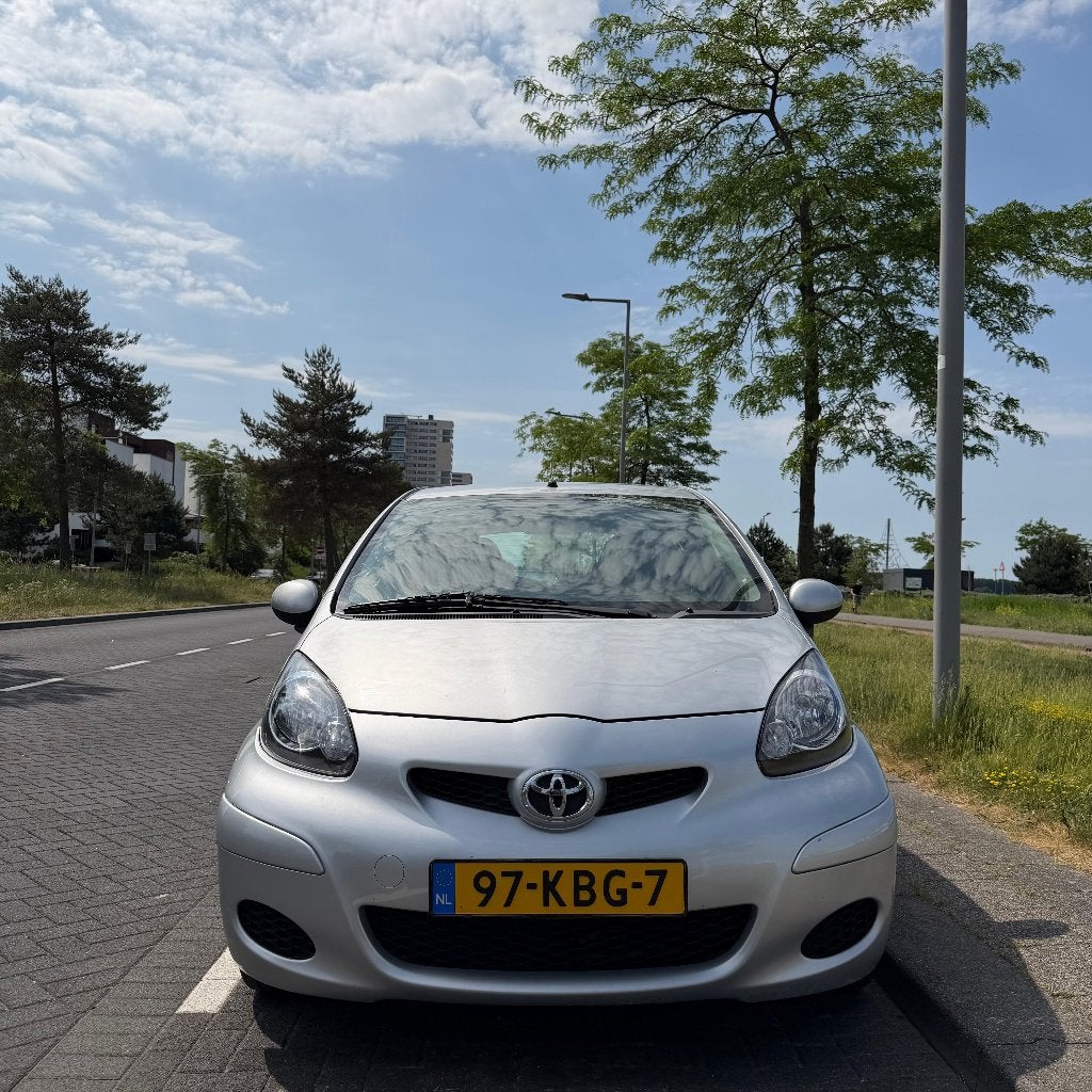 Toyota Aygo 1.0 12V Vvt-i 5DRS 2009 Grijs, Voorwielaandrijving, Stof, Zwart, 4 stoelen