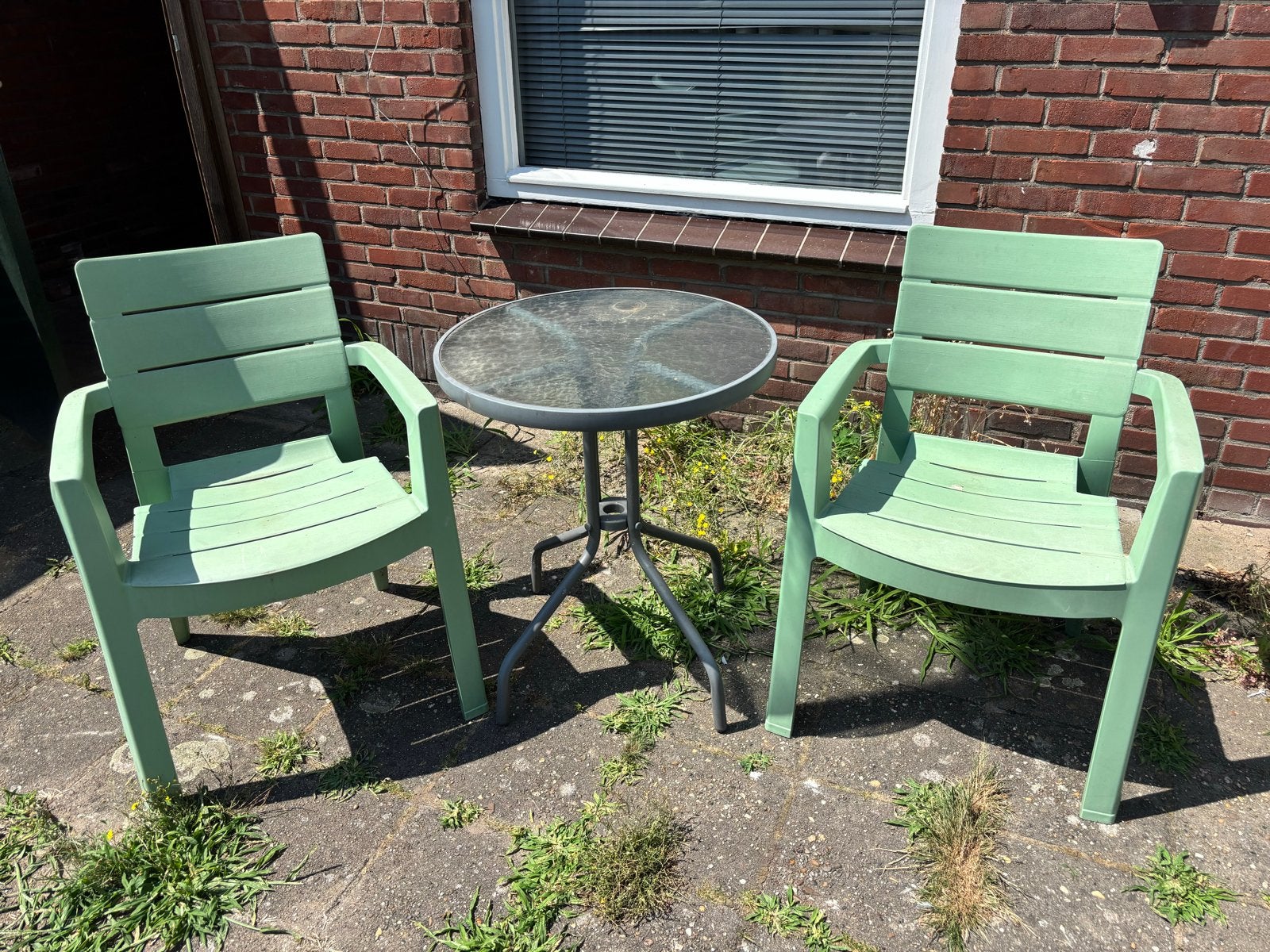 Twee groene tuinstoelen met bijzettafel, Ophalen, Gebruikt, Kunststof, Stapelbaar