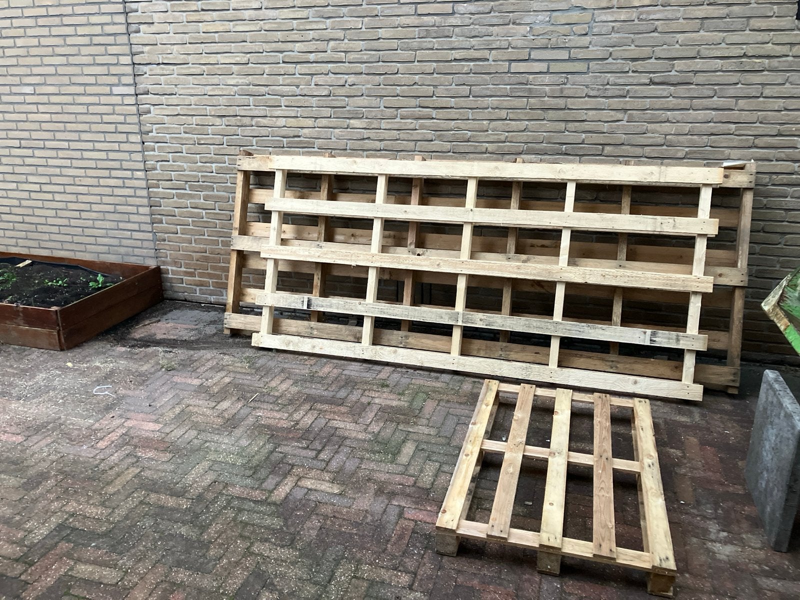 2 grote pallets 1 euro pallet en houten kozijn bok, Doe-het-zelf en Verbouw, Ophalen, Gebruikt, Overige houtsoorten, Pallet