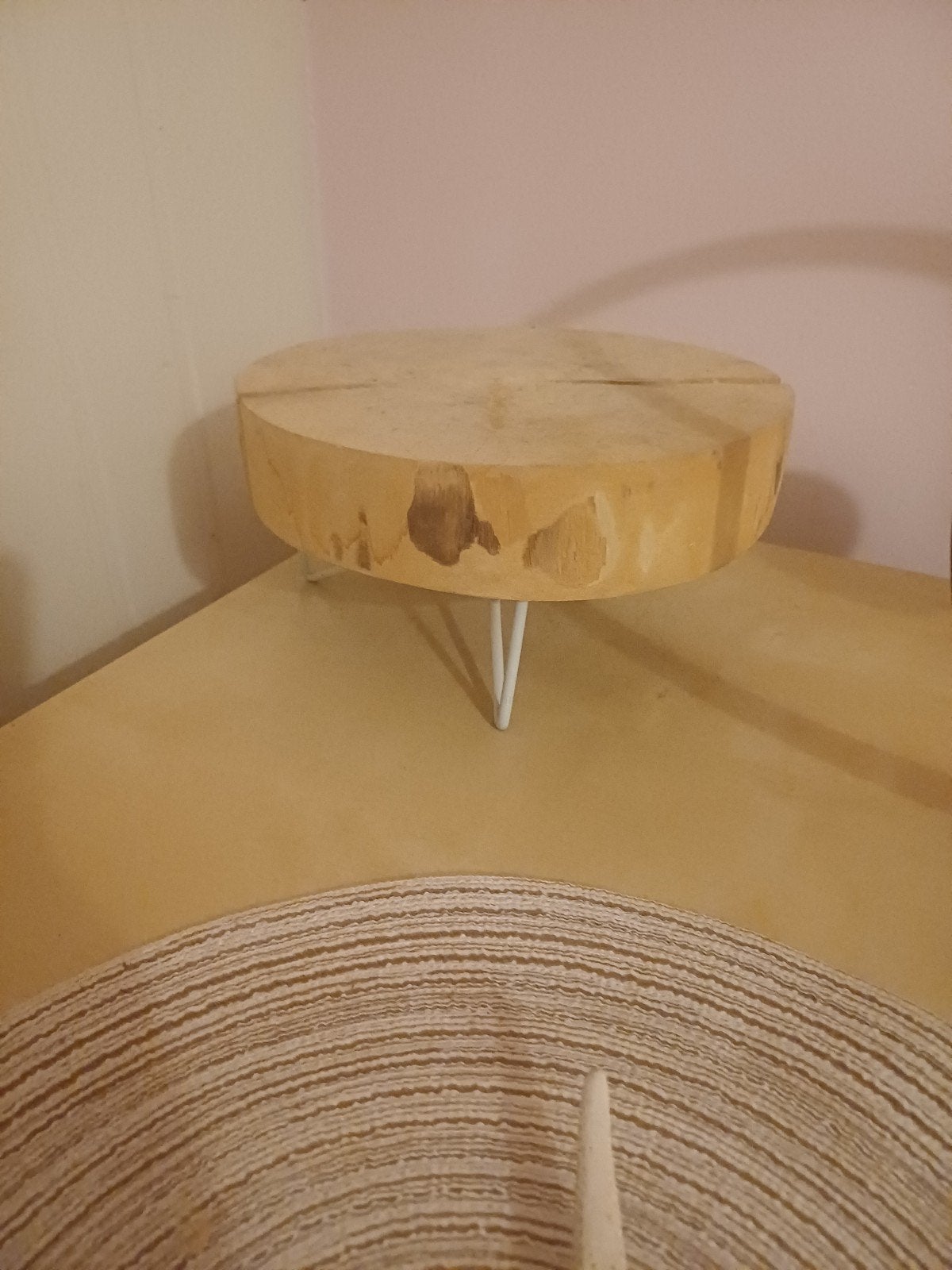 Houten bijzettafel/plantenstandaard met metalen pootjes, Ophalen of Verzenden, Gebruikt, Hout, Modern