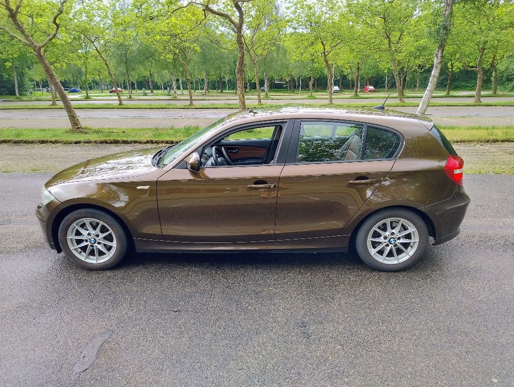 BMW 1-Serie 118i 143pk 5D Aut. 2011 Bruin, Auto's, BMW, Euro 5, 1995 cc, Bruin, Particulier