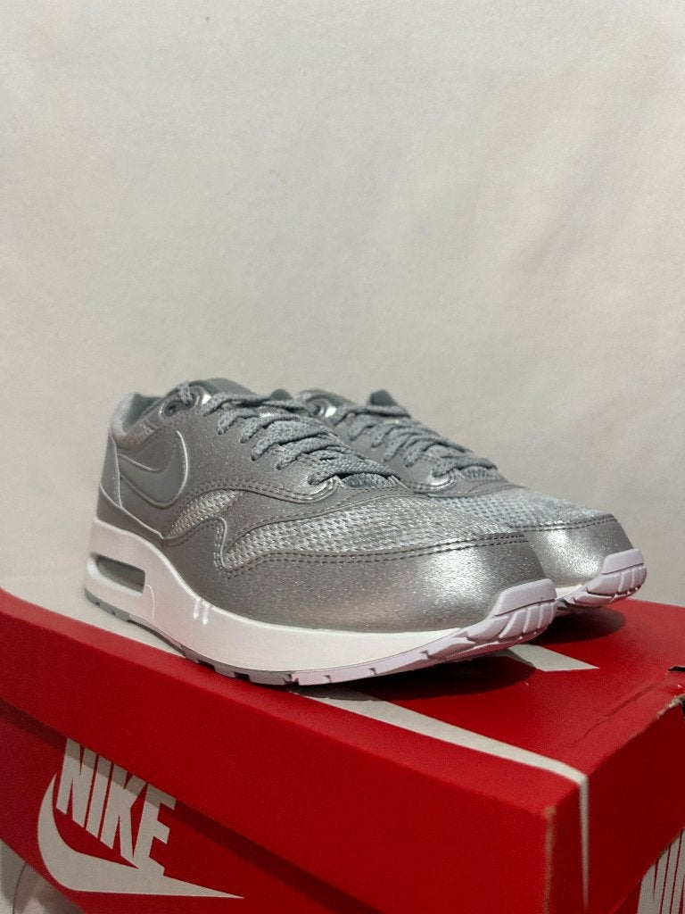 NIEUW IN DOOS! Maat 44,5 - Nike Air Max 1 Metallic Silver, Overige kleuren, Verzenden, Nike, Nieuw
