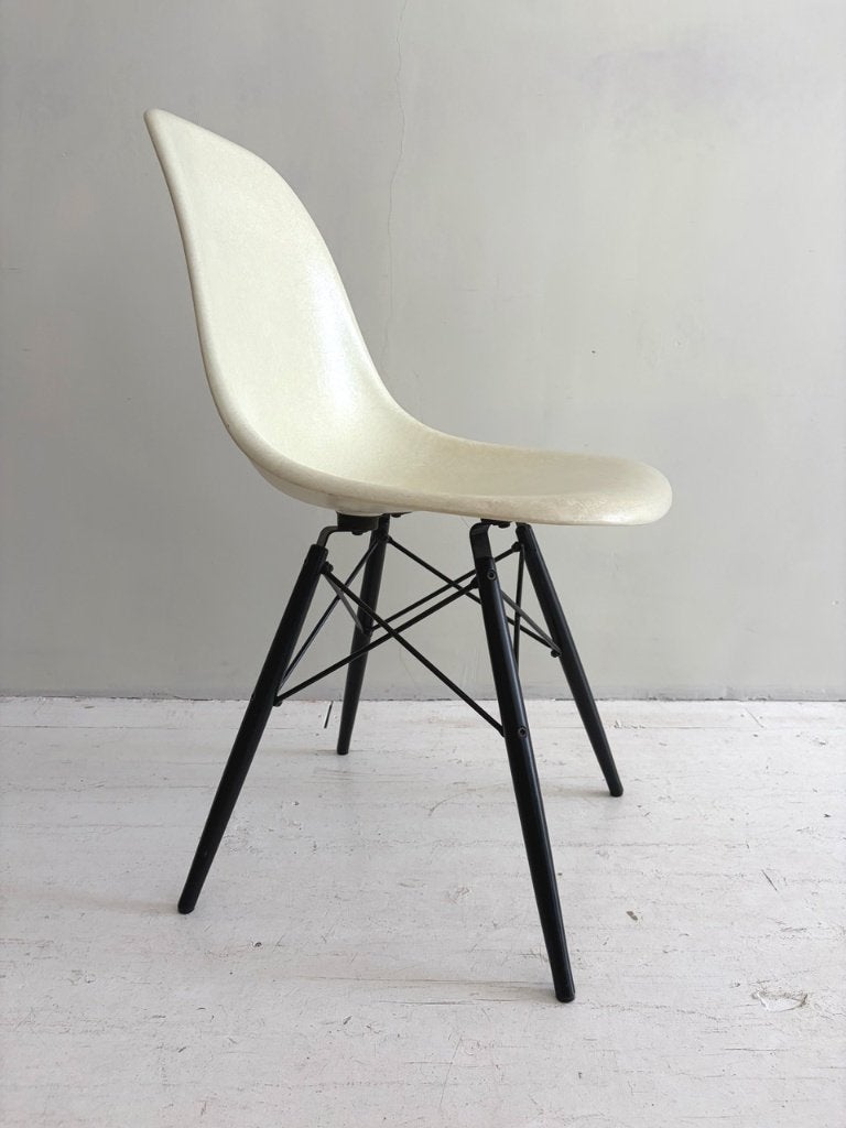Vitra Eames Fiberglass Chair DSW, Beige, Ophalen, Nieuw, Scandinavian design, Eén