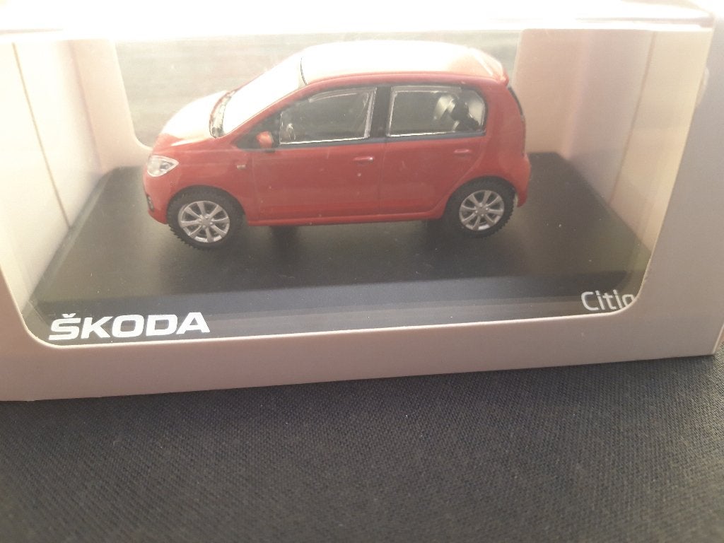 Skoda Citigo 4-deurs rood – Abrex 1:43, Ophalen of Verzenden, Zo goed als nieuw, Auto, Overige merken