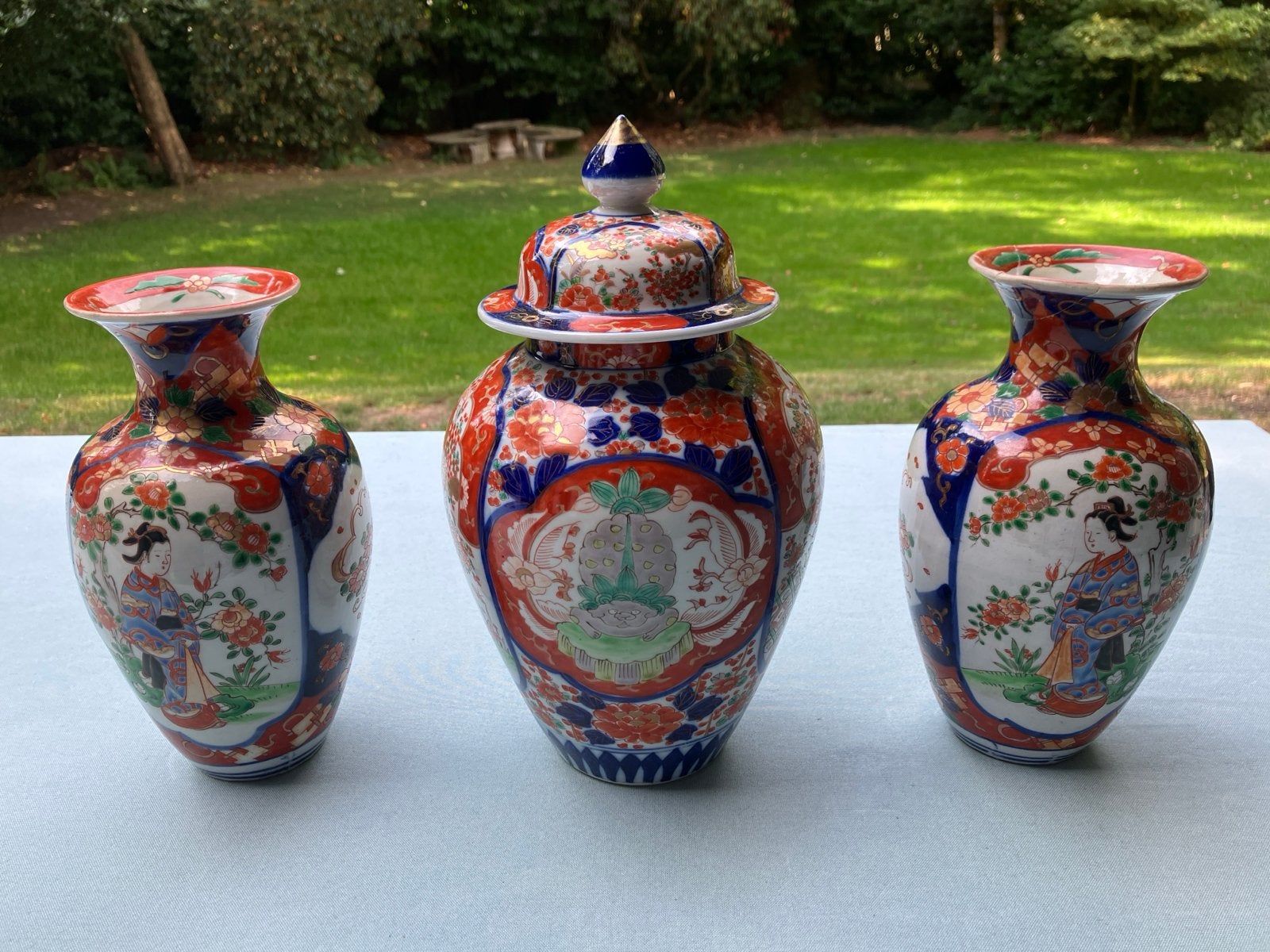 Antiek Japans Imari Kaststel - Dekselpot en 2 Vazen, Ophalen of Verzenden
