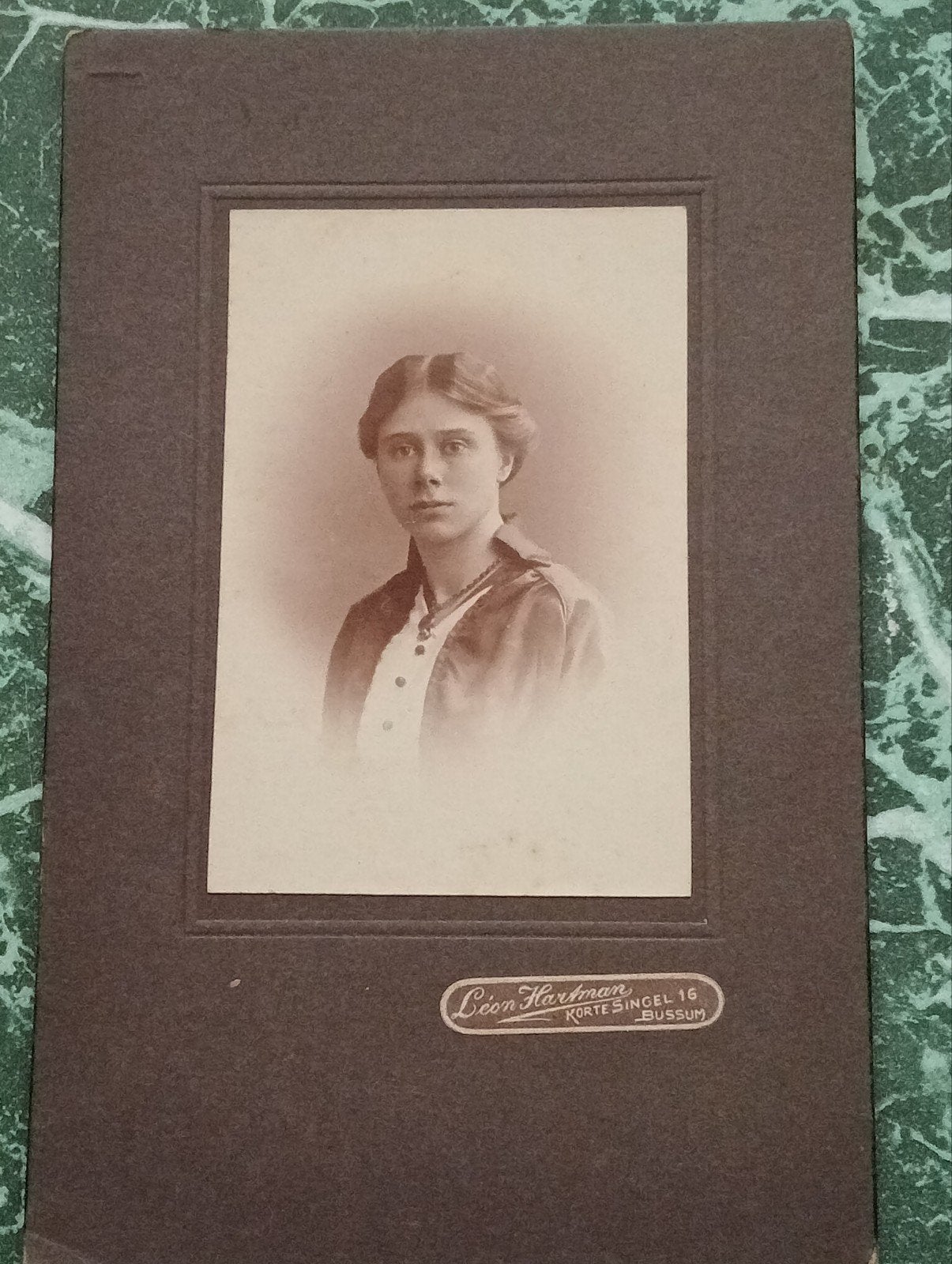 Antieke foto van jonge vrouw, Leon Hartman Bussum, Verzamelen, Foto's en Prenten, Gebruikt, Foto, Ophalen of Verzenden, Voor 1940