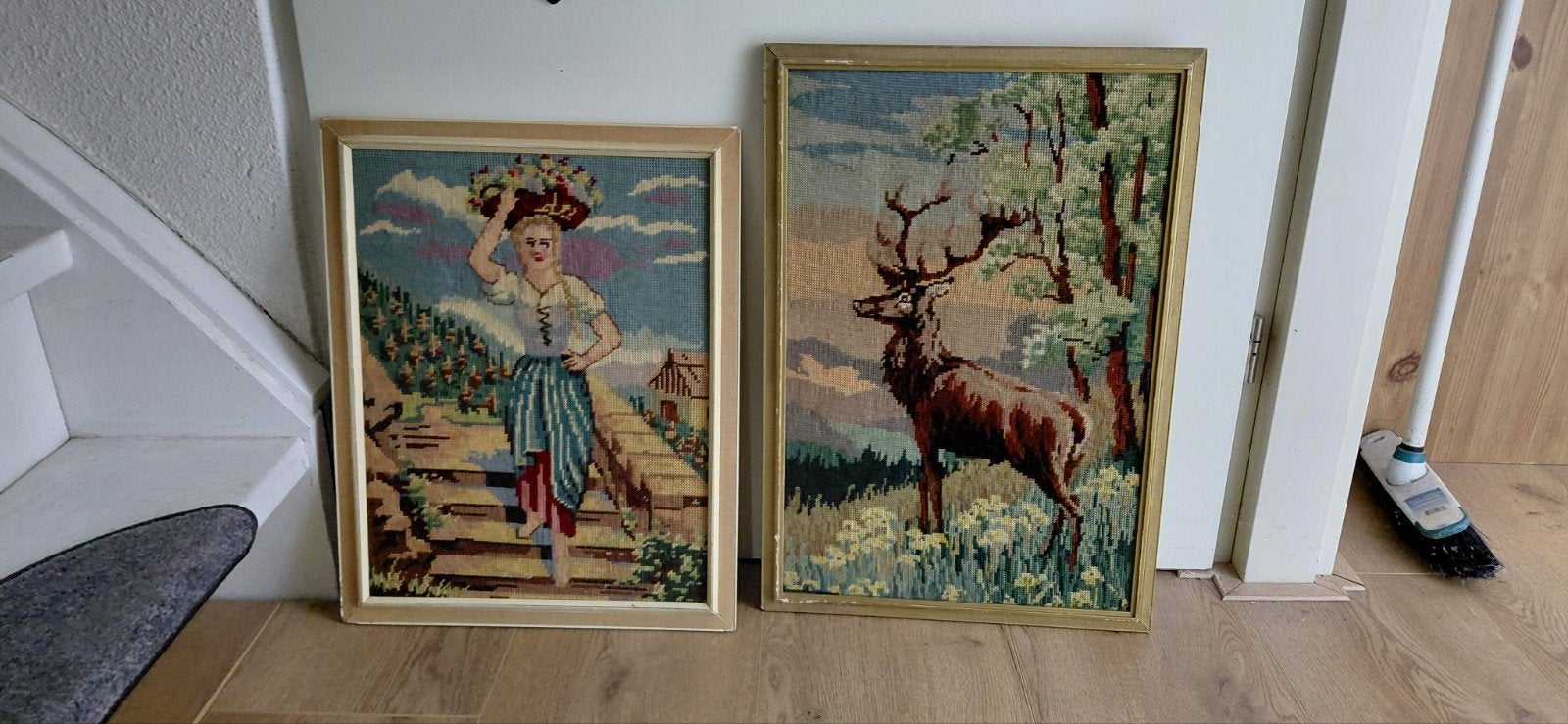 Twee Vintage Wandtapijten: Hert en Vrouw met Mand, Ophalen