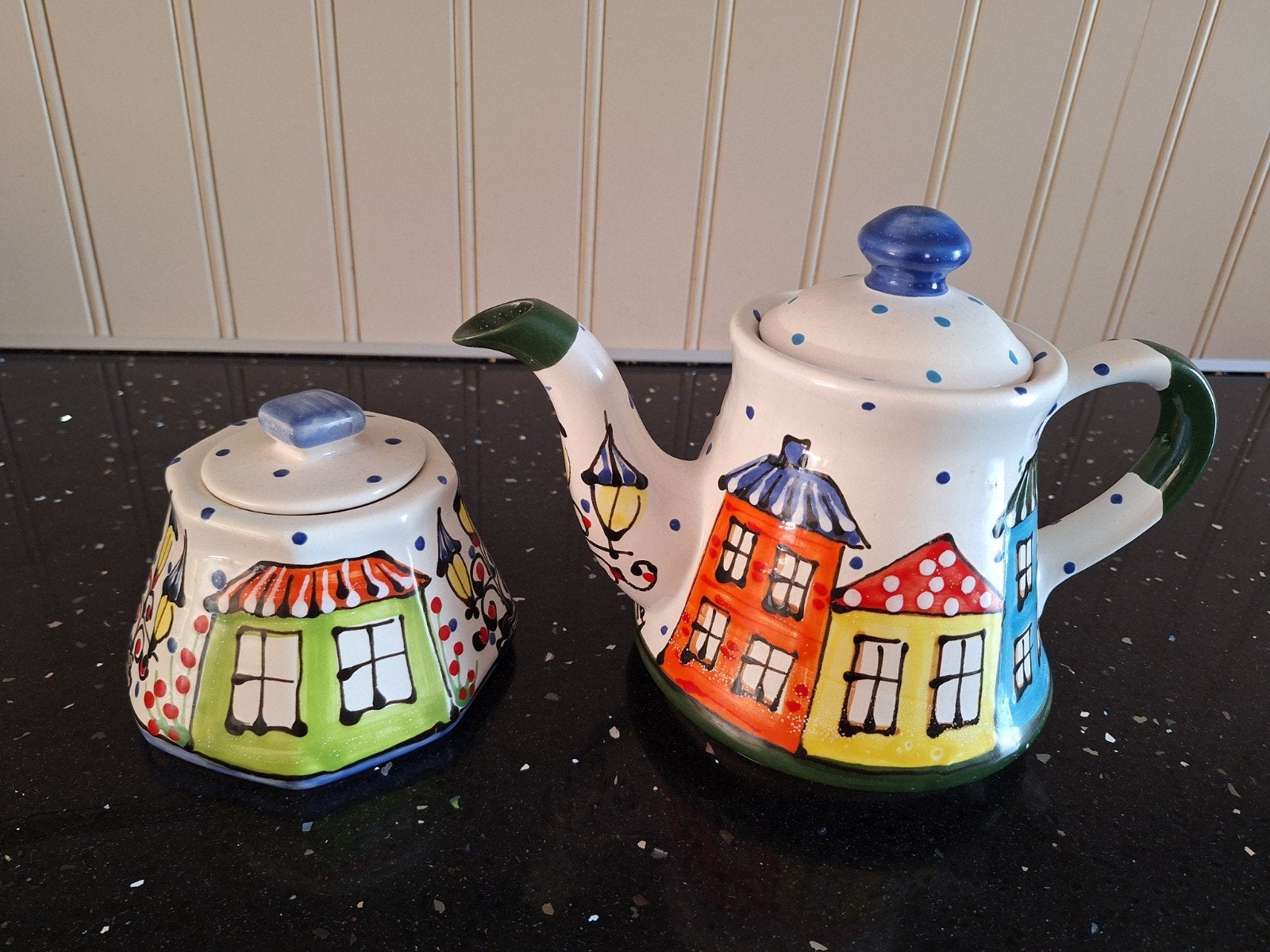 Theepot en suikerpotje met vrolijke huisjesprint, Theepot/fluitketel, Ophalen of Verzenden, Zo goed als nieuw, Steen/keramiek