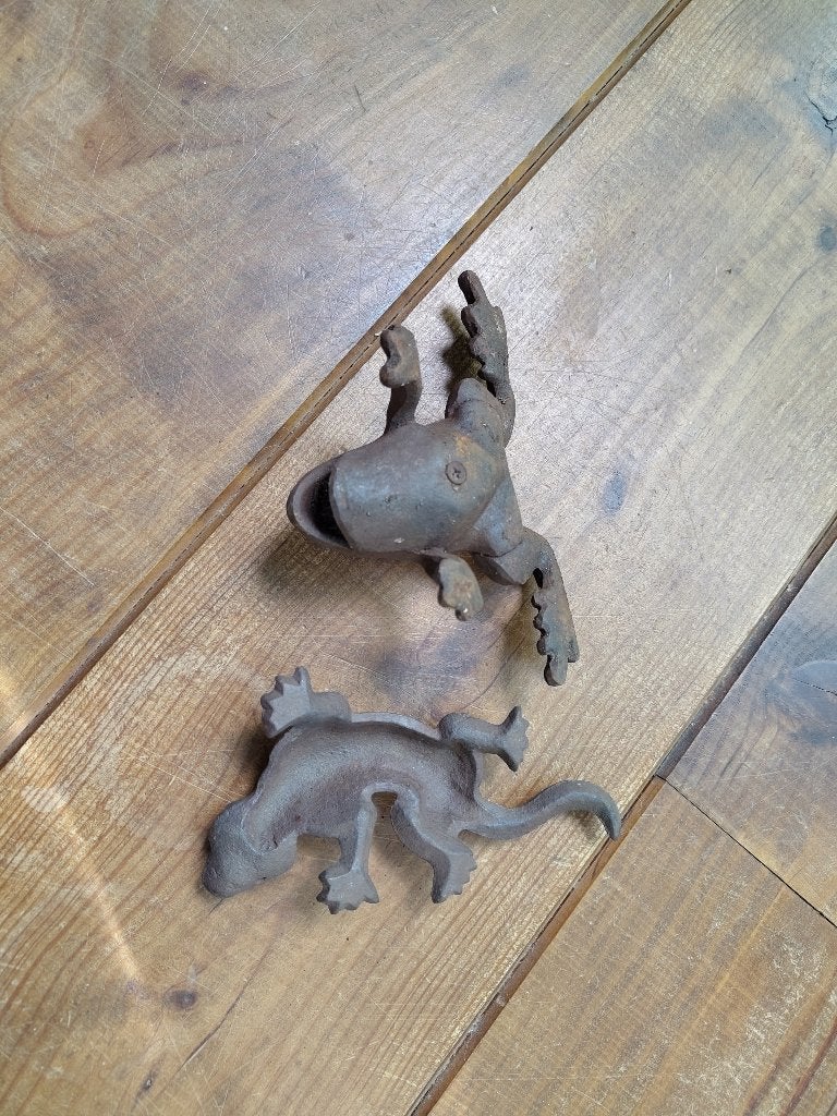 Metalen roestkleurige kikker en salamander, Ophalen of Verzenden, Gebruikt, Metaal, Dierenbeeld