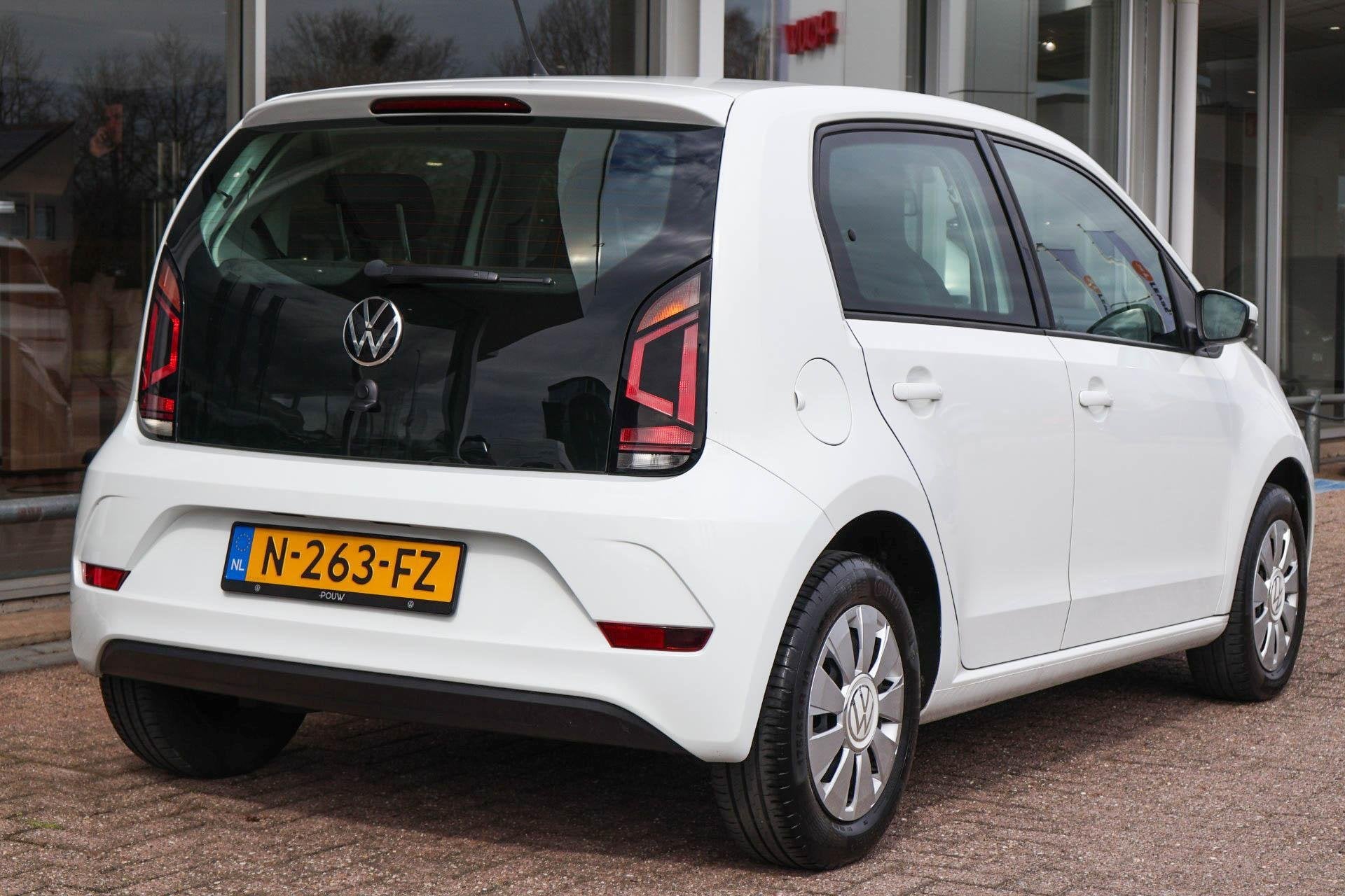 Volkswagen up! 1.0 65pk | Airco | DAB radio | Lane Assist |, 12 maanden, Stof, Gebruikt, 4 stoelen