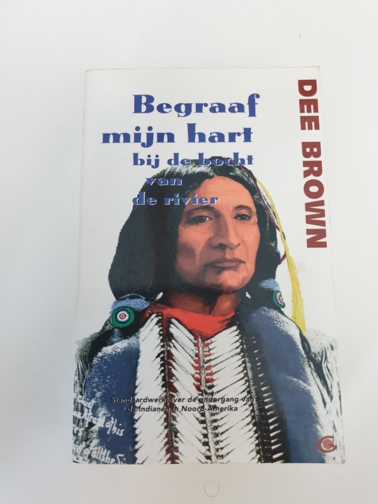 Begraaf mijn hart bij de bocht van de rivier - Dee Brown, Boeken, Ophalen of Verzenden, Gelezen, Dee Brown