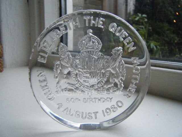 Presse papier Queen Elizabeth 80e verjaardag glas glazen, Antiek en Kunst, Ophalen of Verzenden