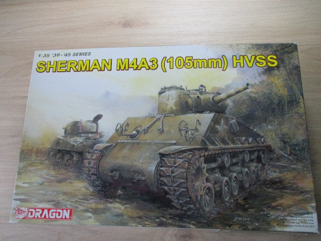 Dragon Sherman M4A3 (105mm HVSS), Overige merken, Tank, 1:32 tot 1:50, Ophalen of Verzenden
