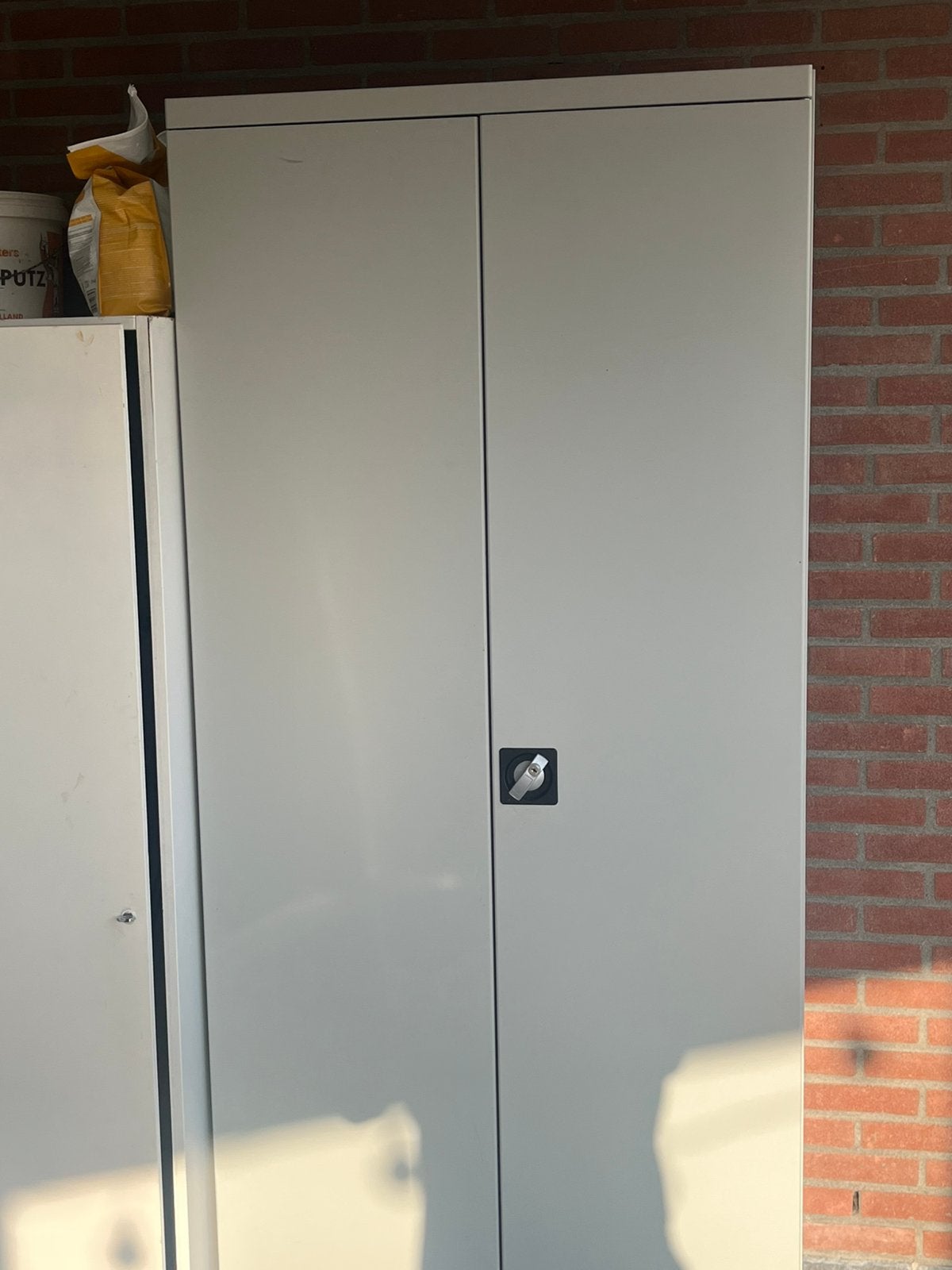 Solide metalen kast met slot, Ophalen, 50 tot 100 cm, Zo goed als nieuw, Met slot