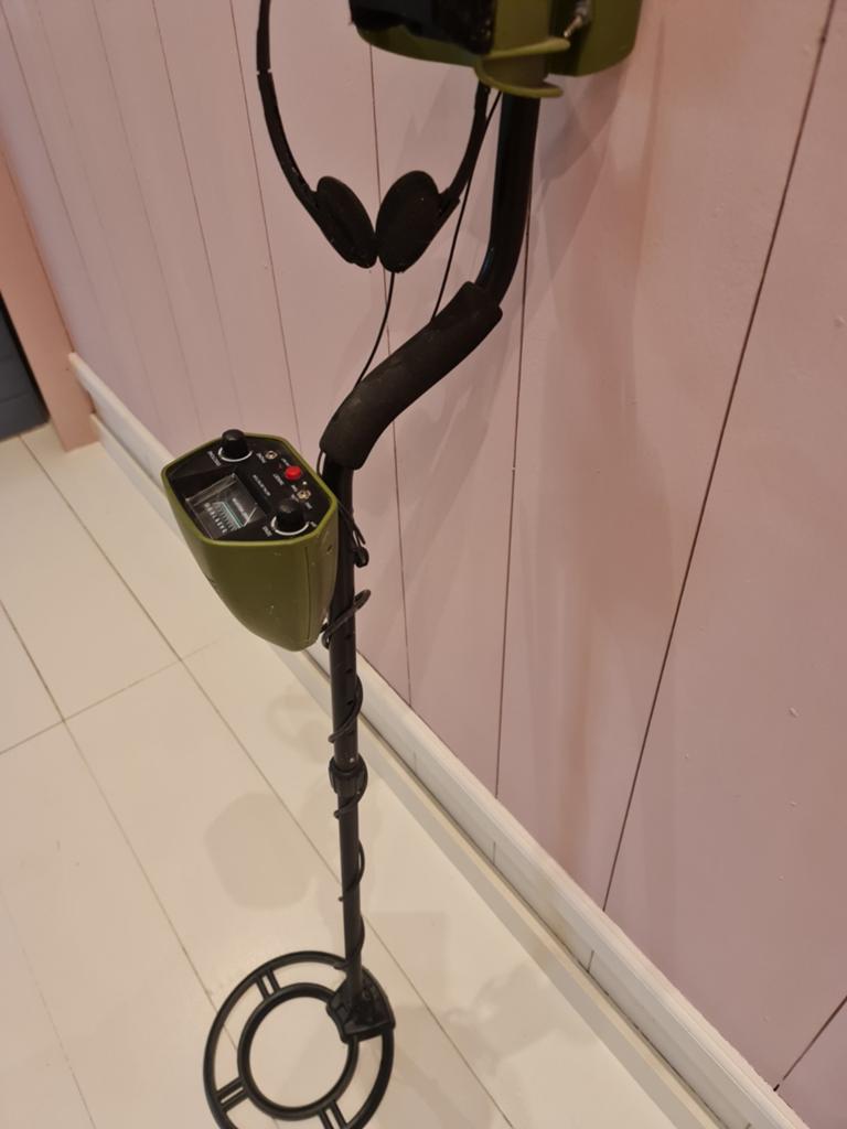 Metaaldetector met koptelefoon - Gebruikt, Hobby en Vrije tijd, Metaaldetectors, Gebruikt, 30 cm of minder, Overige merken, Discriminatie metaaldetectie