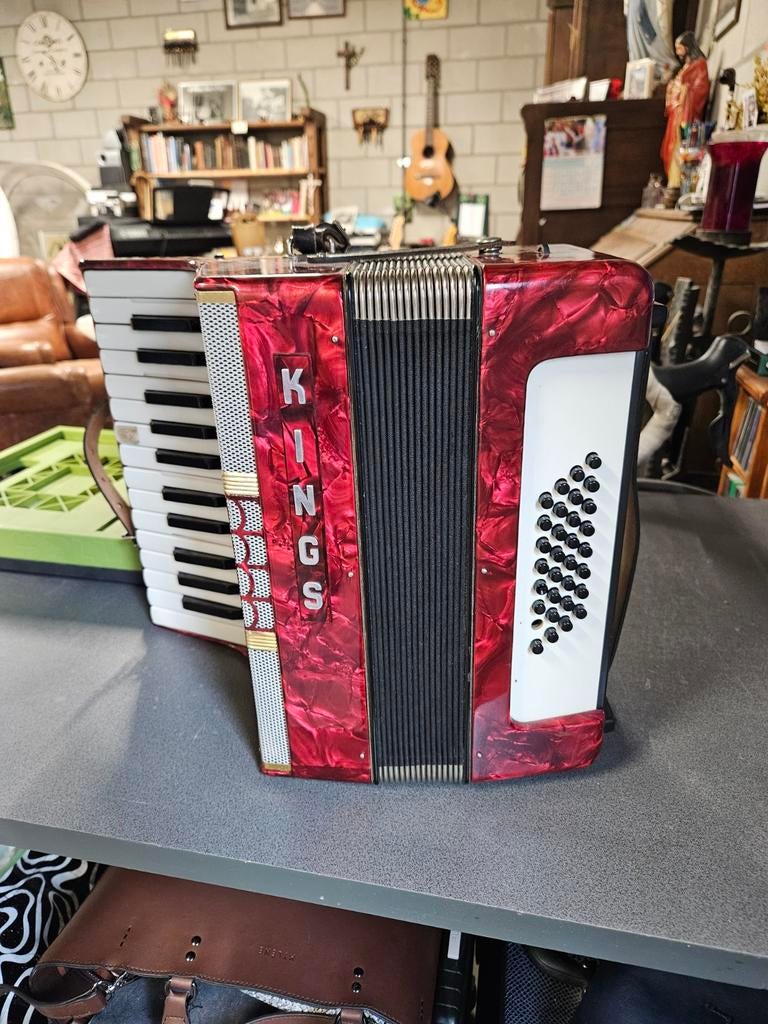 Opknapper accordeon Kings 32 bassen B tot C met koffer, Muziek en Instrumenten, Accordeons, Overige merken, Gebruikt, 32-bas, Met koffer