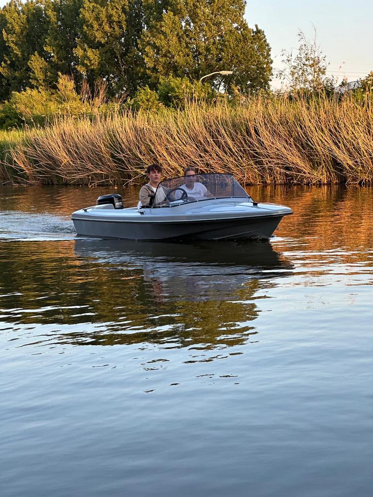 Speed bootje 4 persoons, Watersport en Boten, Speedboten, Ophalen, Zo goed als nieuw, Minder dan 70 pk, Buitenboordmotor