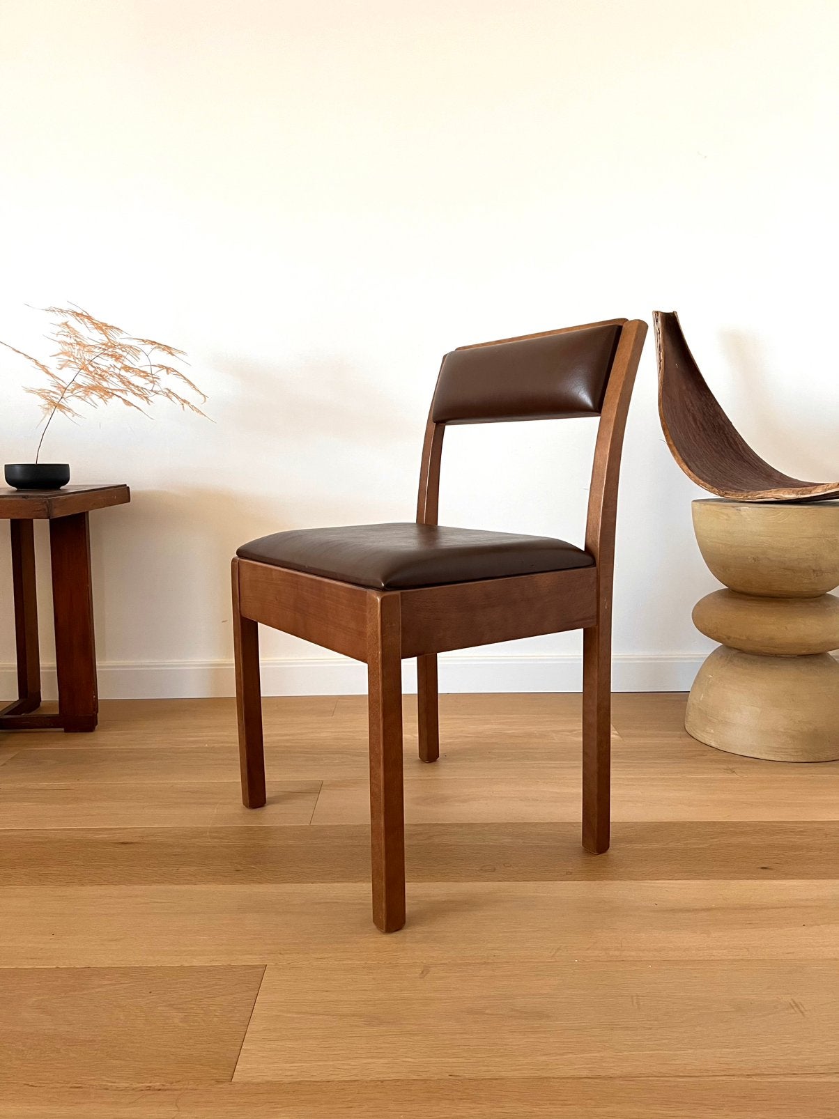4 Vintage wooden dining chairs brown faux leather retro, Bruin, Leer, Ophalen of Verzenden, Zo goed als nieuw