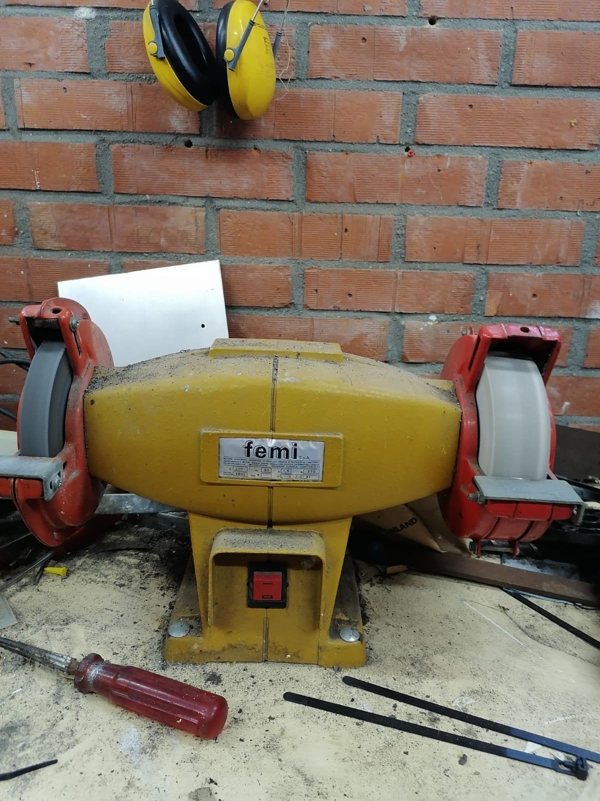 Femi Werkbankslijpmachine - Robuust en Betrouwbaar, Doe-het-zelf en Verbouw, Gereedschap | Slijpmachines, Ophalen, Gebruikt, Minder dan 700 watt