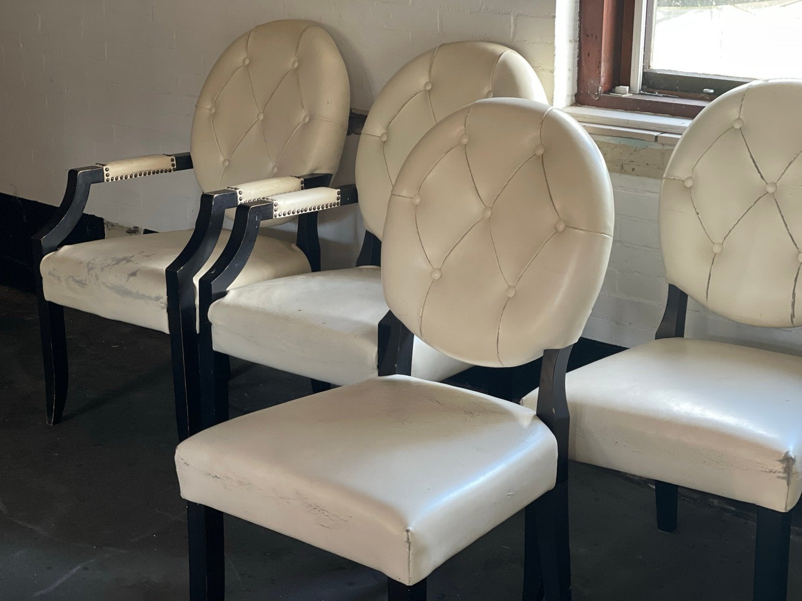 10 degelijke eetkamerstoelen, 2 met armleuning, gecapitonnee, Gebruikt, Overige kleuren, Ophalen of Verzenden, Stof