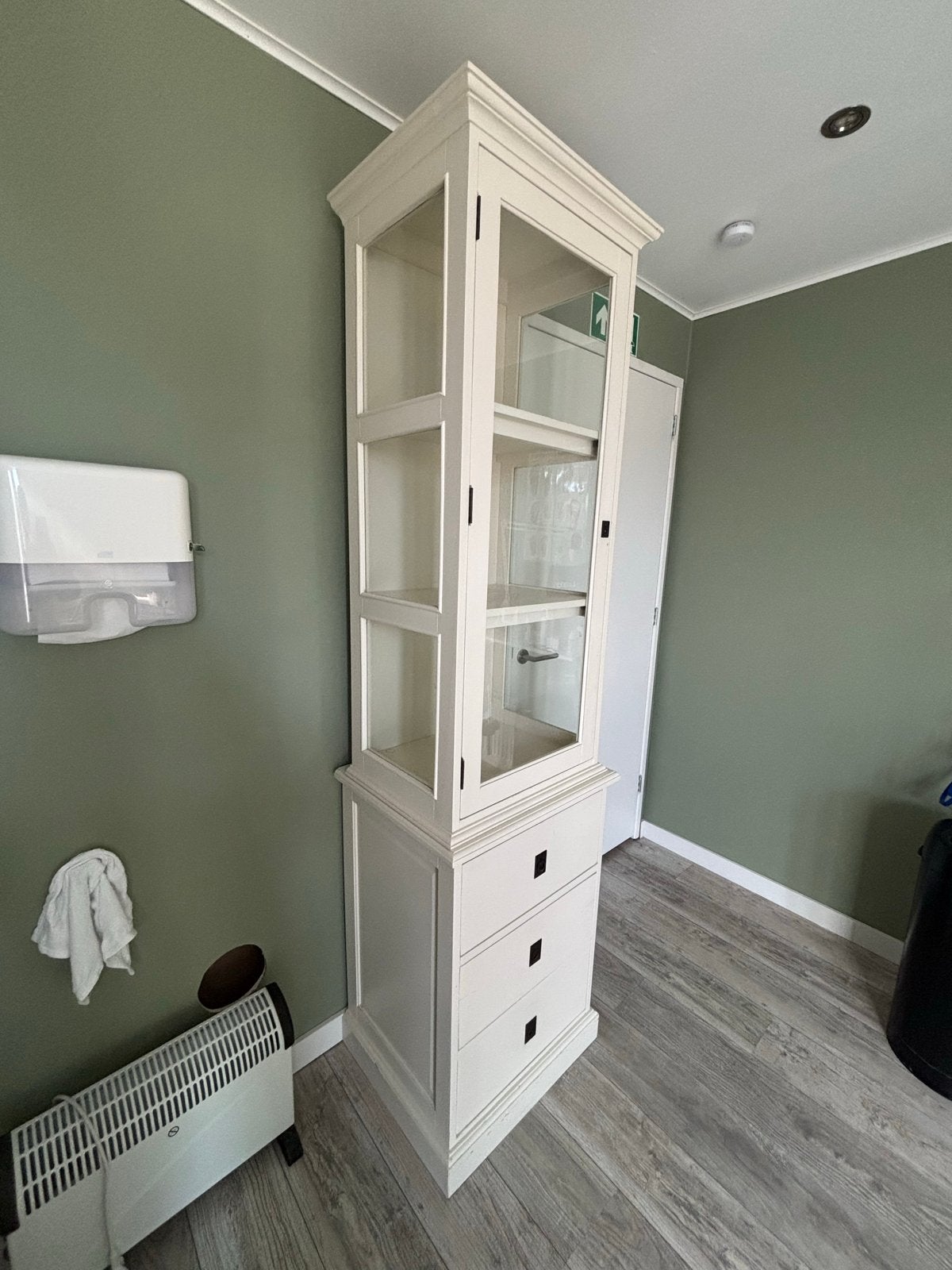 Crème witte vitrinekast met lades en glazen deuren, Huis en Inrichting, Ophalen, Gebruikt, 200 cm of meer, 50 tot 100 cm