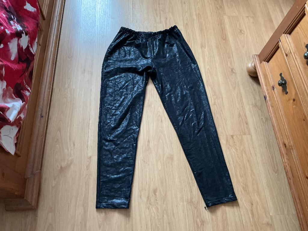Zwart iets bewerkte legging van magna. Maat 44-46, Kleding | Dames, Leggings, Maillots en Panty's, Legging, Zwart, Ophalen of Verzenden