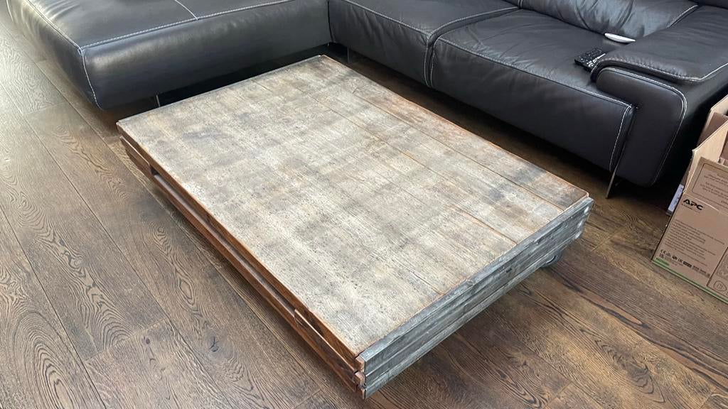 Robuuste houten salontafel op wielen, Gebruikt, 100 tot 150 cm, Minder dan 50 cm, Rechthoekig