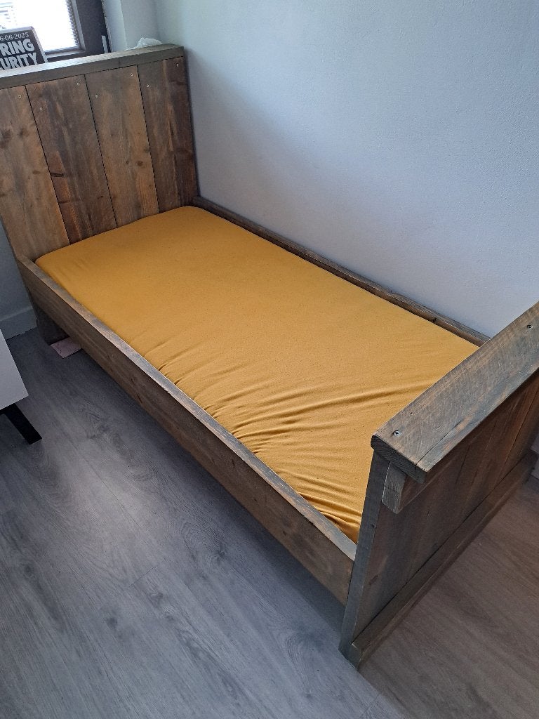 Peuterbed, Kinderen en Baby's, Kinderkamer | Bedden, Ophalen, 85 tot 100 cm, Zo goed als nieuw, Lattenbodem