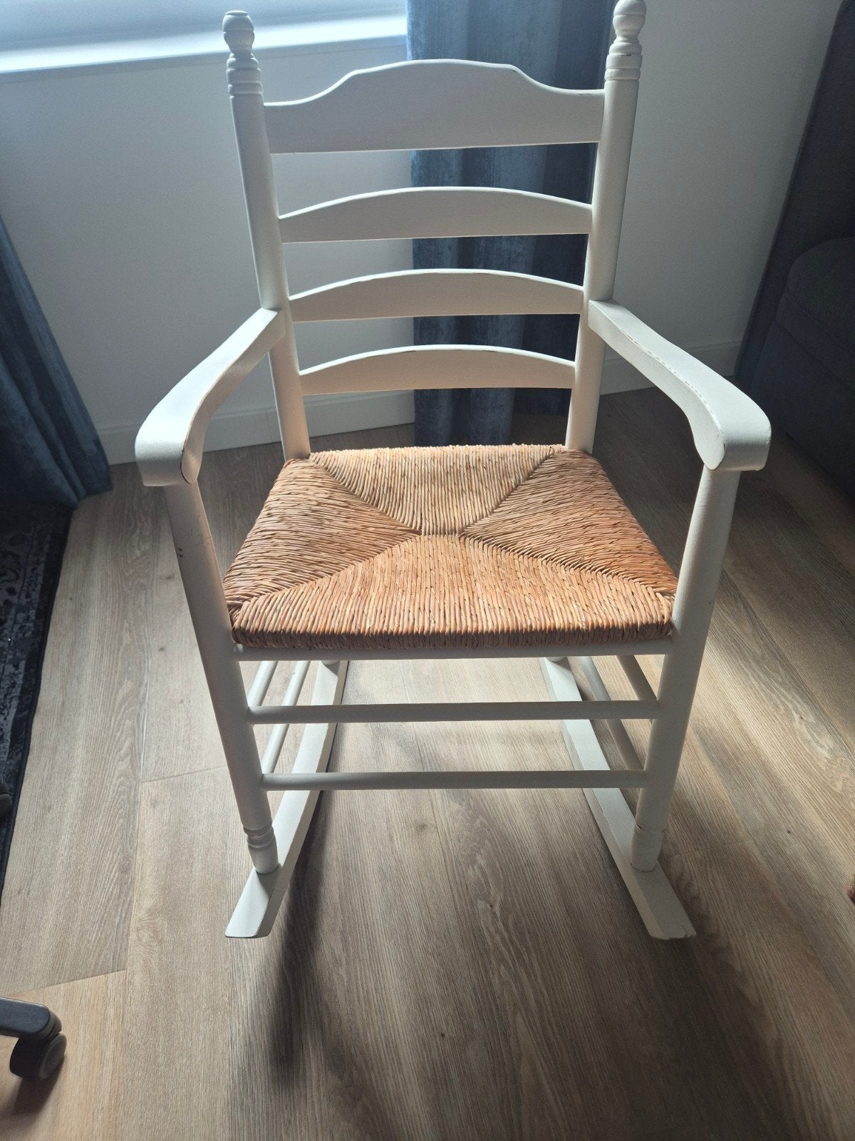 Witte schommelstoel met rieten zitting, Huis en Inrichting, Stoelen, Ophalen, Gebruikt, Wit, Hout
