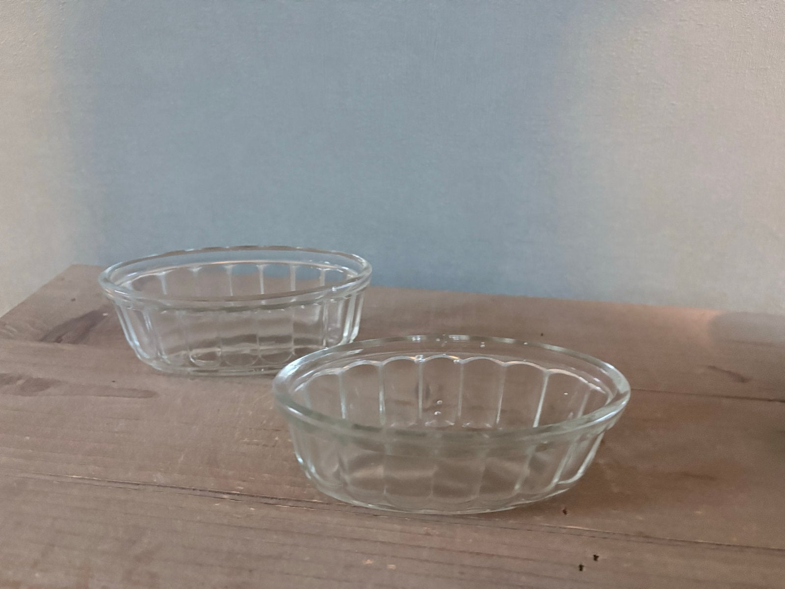 2 vintage glazen pudding schaaltjes met zeilboot reliëf, Ophalen of Verzenden