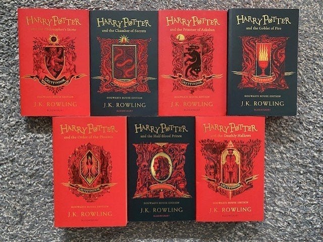 J.K.ROWLING,DE COMPLETE SET VAN HARRY POTTER IN KARTONNEN BO, Ophalen of Verzenden, Gelezen