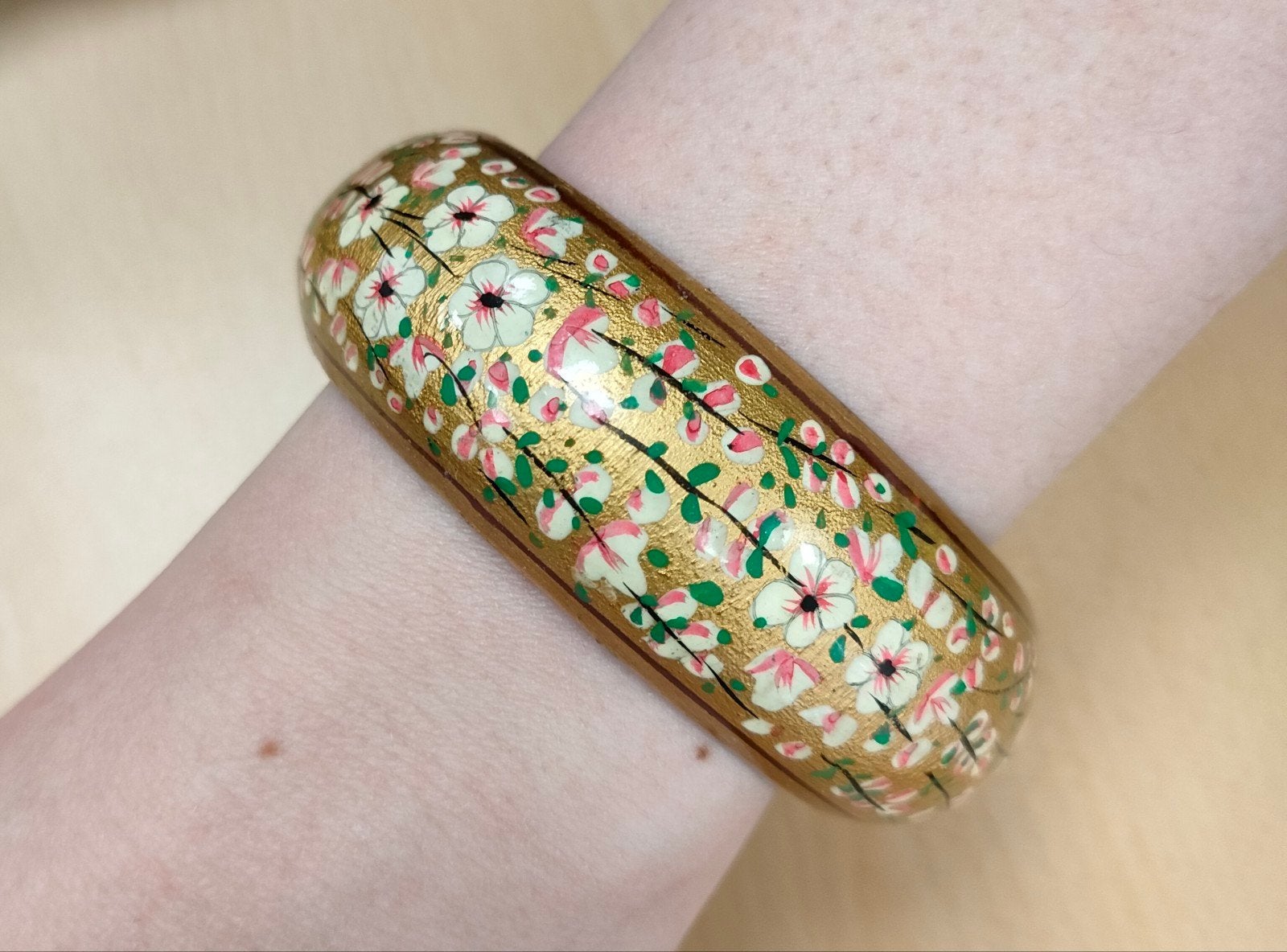 Vintage handgeschilderde goudkl. houten bangle armband., Ophalen of Verzenden, Zo goed als nieuw, Goud, Hout