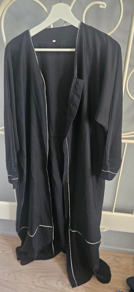 Zwarte abaya met witte bies, Maat 38/40 (M), Zwart, Ophalen of Verzenden, Onder de knie