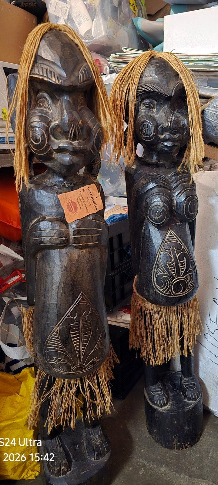 Twee handgesneden houten beelden met raffia haar, Antiek en Kunst, Kunst | Niet-Westerse kunst, Hout, Bruin, Papoea-Nieuw-Guinea