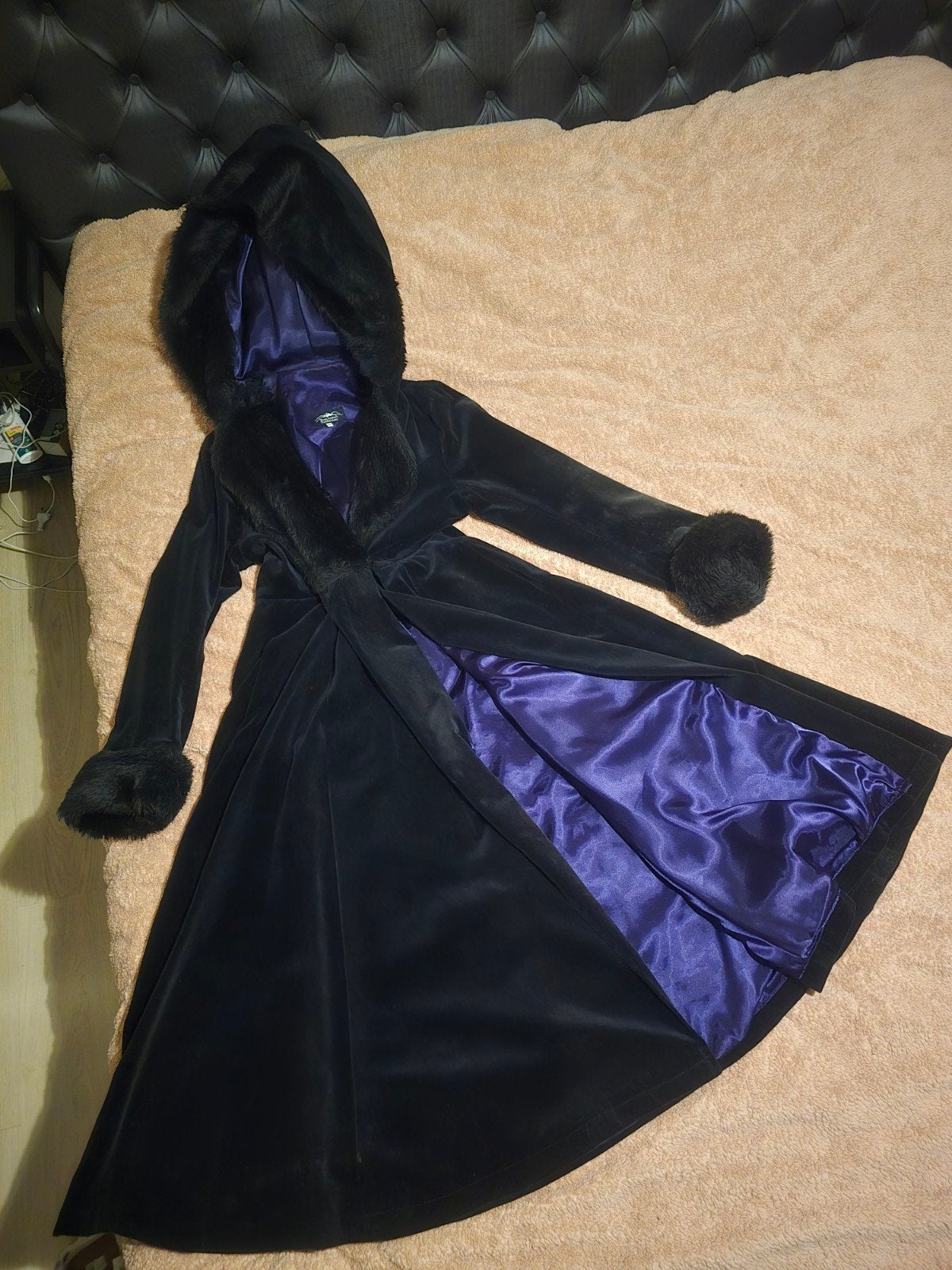 Elegante Zwarte Fluweel Jas met Paarse Voering, Ophalen of Verzenden, Zo goed als nieuw, Zwart