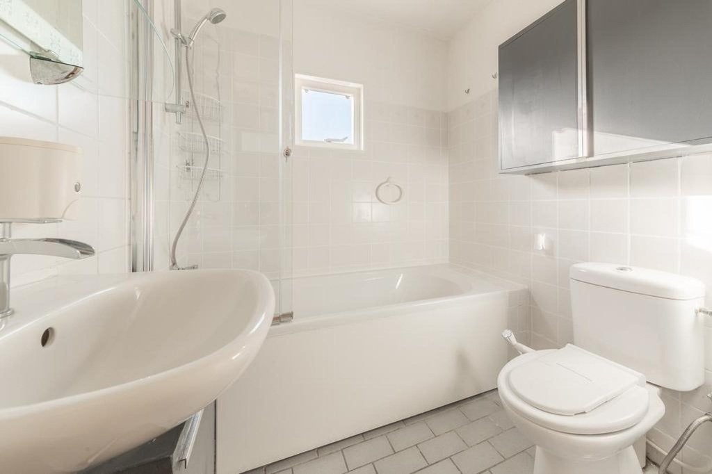 Complete badkamer met bad, douche, toilet en wastafel, Huis en Inrichting, Badkamer | Complete badkamers, Ophalen, Gebruikt, Met douche