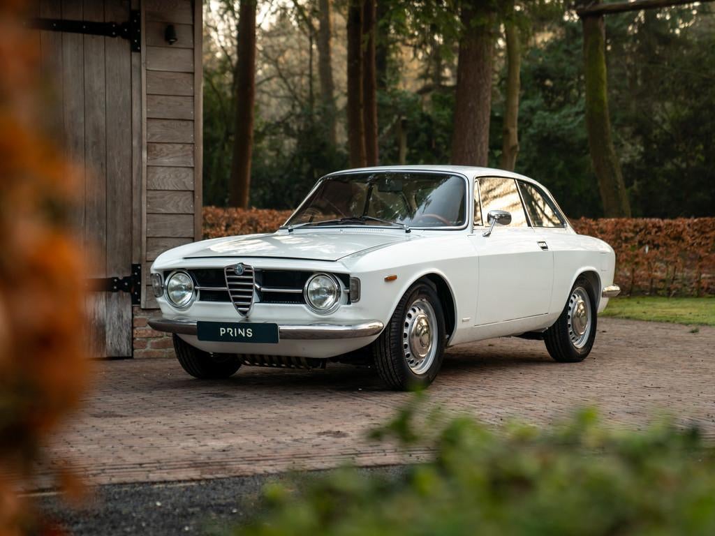 Alfa Romeo GT 1300 Junior | Recently restored | 25-year-owne, Auto's, Achterwielaandrijving, Wit, Handgeschakeld, Grijs