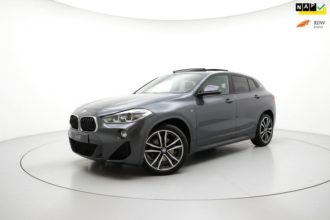 BMW X2 SDrive18i M SPORT PANO SFEER HUD LEER CAM TREKH, Auto's, Dealer onderhouden, X2, 3 cilinders, Zilver of Grijs